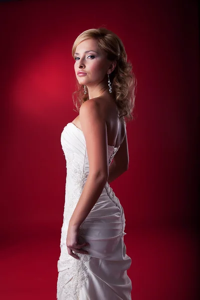 Mariée - belle fille blonde mannequin de mode en robe blanche de mariage debout — Photo