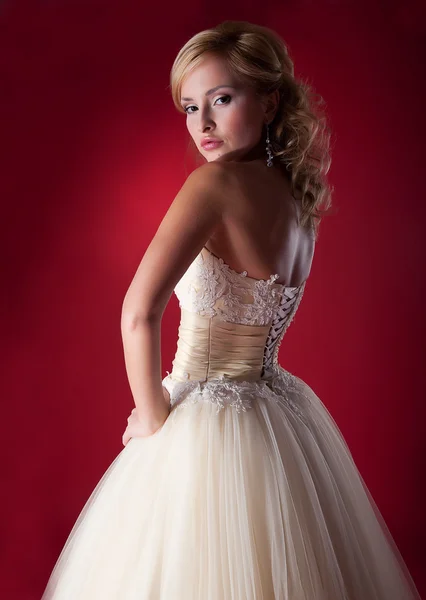 Modelo de moda de novia en vestido de novia blanco posando en estudio —  Fotos de Stock