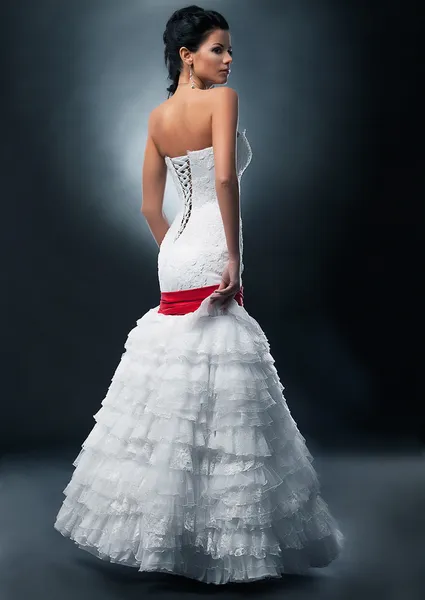 Opleggen van mooie mode model bruid in bruids jurk studio opname — Stockfoto