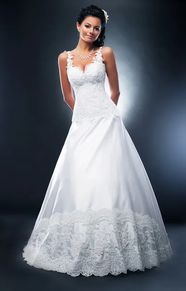 Belle mariée modèle de mode brune en robe de mariée blanche — Photo