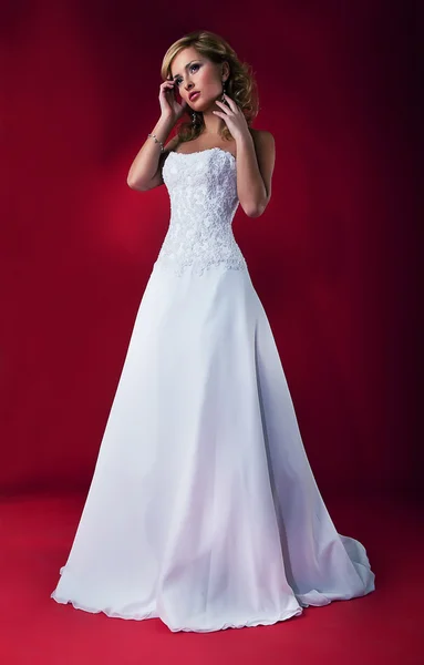 Vackra fästmö blondin i vit Bröllops klänning poserar — Stockfoto