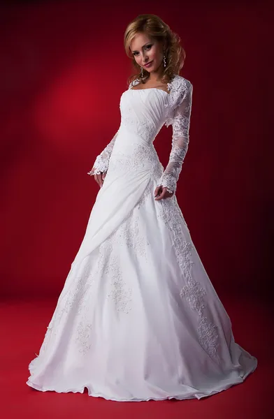 Sensuele fashion model bruid blonde in bruiloft jurk die zich voordeed — Stockfoto