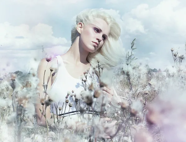 Lente landschap - aantrekkelijke zacht blond meisje in bloeiende weide — Stok fotoğraf
