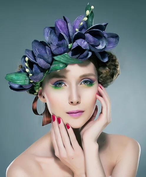Atraktivní sexy mladá žena modelka v věnec z květin — Stock fotografie
