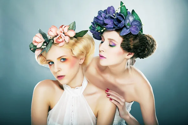 Mooie fairies - blond en brunette in kleurrijke kransen poseren — Stockfoto