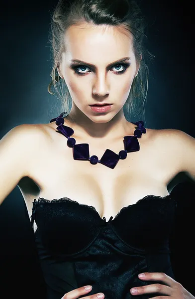 Piękna dziewczyna moda model naszyjnik pozowanie Studio — Zdjęcie stockowe