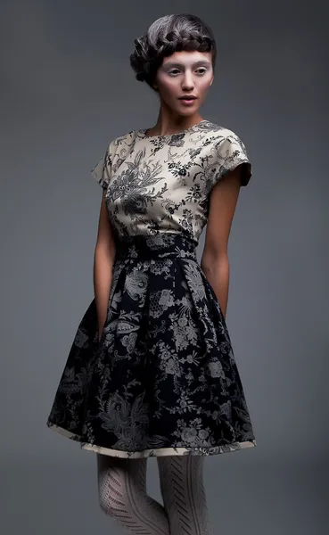 Schöne luxuriöse Mode Modell Brünette im Kleid Studio erschossen — Stockfoto