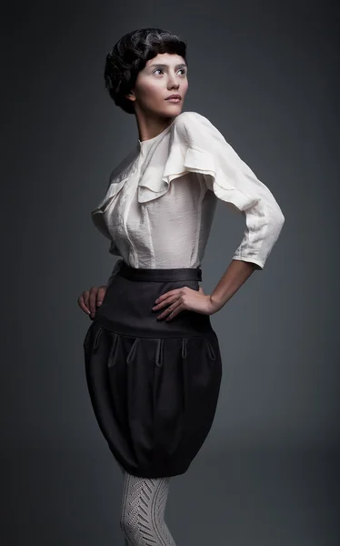 Modieuze mooie vrouw in zwarte en witte kleren - serie van foto 's — Stockfoto