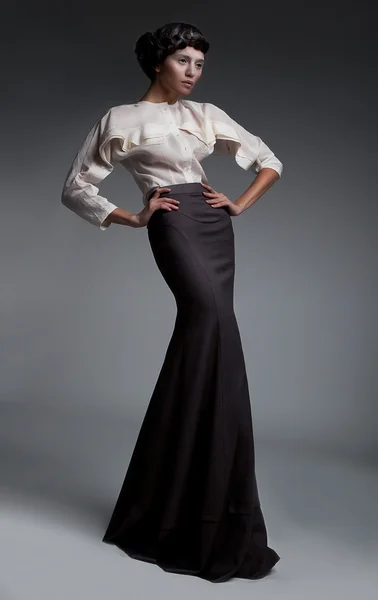 Luxe edelvrouw brunette in zwarte en witte kleren studio opname — Stockfoto
