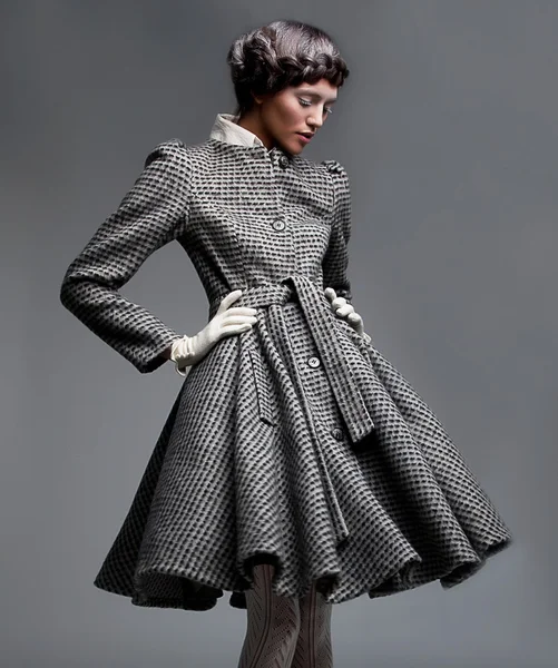 Mode modell härlig brunett i retro kläder poserar i studio — Stockfoto