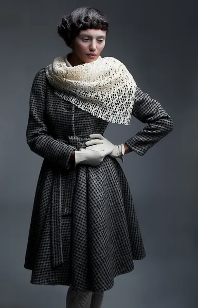 Fashion model toont retro vrouwen kleding - witte sjaal, handschoenen en jas — Stockfoto