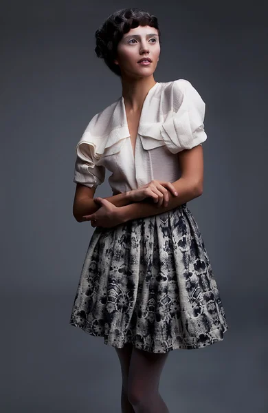 Linda modelo de moda aristocrática em roupas retro posando em estúdio — Fotografia de Stock