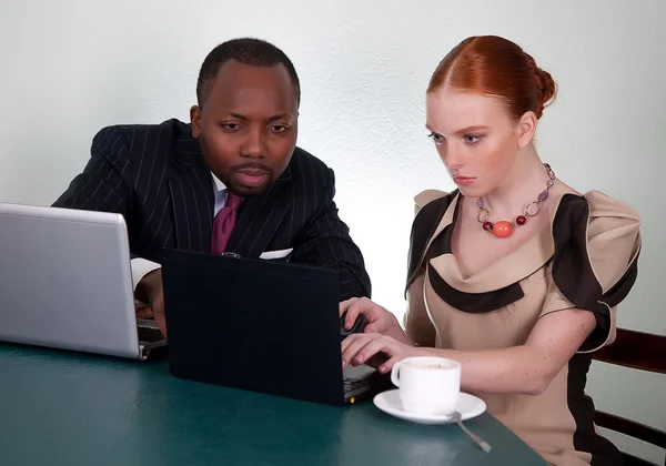 Conversación de negocios entre hombre negro y mujer pelirroja —  Fotos de Stock