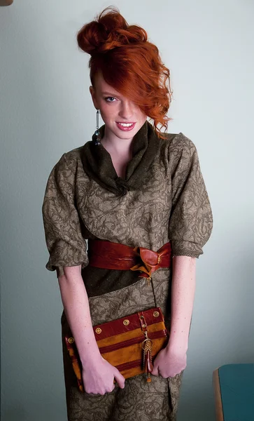 ニース少女カメラ目線赤毛そばかすファッションモデル — ストック写真