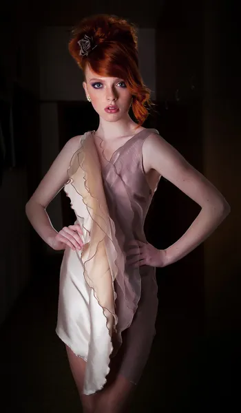 Cheveux roux taches de rousseur super modèle posant dans la robe de mode — Photo