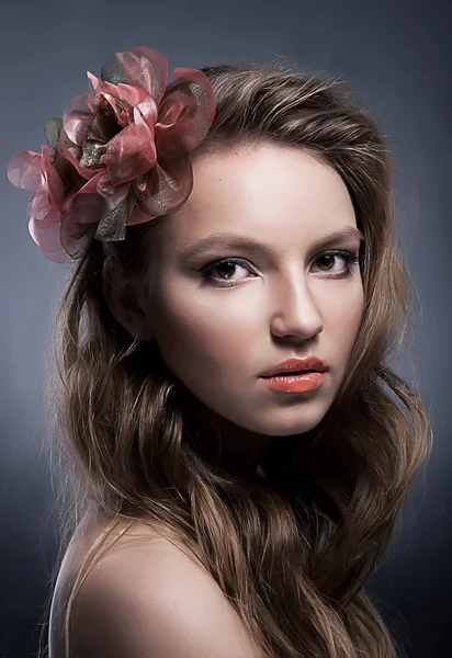 Ritratto d'arte di giovane ragazza attraente con fiocco da vicino — Foto Stock