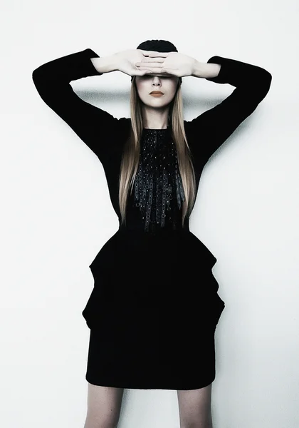 Modelo de moda chica rubia en vestido negro contemporáneo posando —  Fotos de Stock