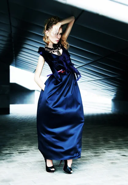 Μοντέλο της μόδας σε μοντέρνο φόρεμα σε βιομηχανική φόντο — Φωτογραφία Αρχείου