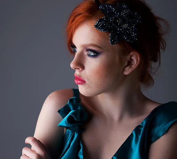 Portrait de jeune femme rousse fille avec des taches de rousseur gros plan — Photo