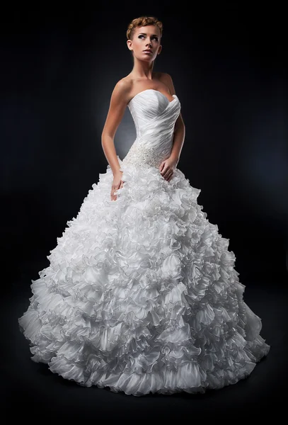 スタジオでポーズをとって白い結婚式のドレスでかなりの花嫁 — ストック写真