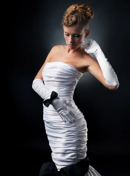 Bruid blonde in witte bruiloft jurk en handschoenen - serie van foto 's — Stockfoto