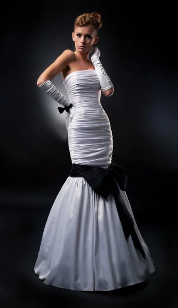 スタジオでポーズをとって白いウェディング ドレスの官能的な細長い花嫁 — ストック写真
