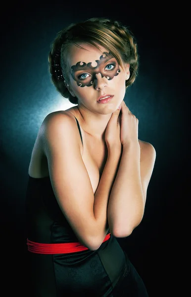 Festival - vrij jong meisje in partij masker voor owl poseren in studio — Stockfoto