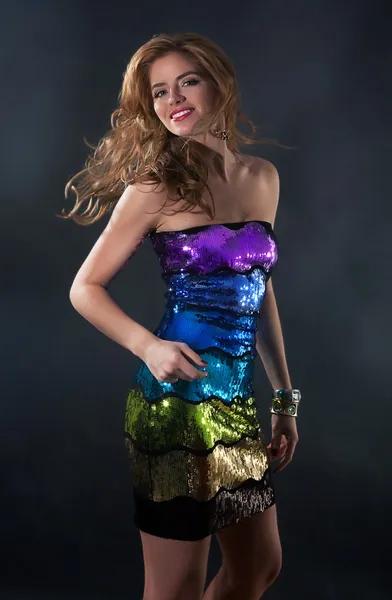Jovem menina bonita alegre na dança vestido de moda colorida — Fotografia de Stock