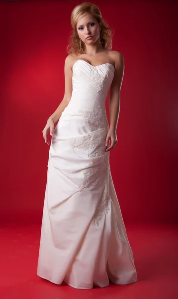 Linda fêmea - jovem noiva loira em vestido branco de casamento — Fotografia de Stock