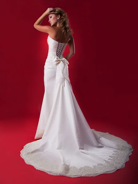 Blond haar meisje verloofde in lange bruiloft jurk studio shot — Stockfoto
