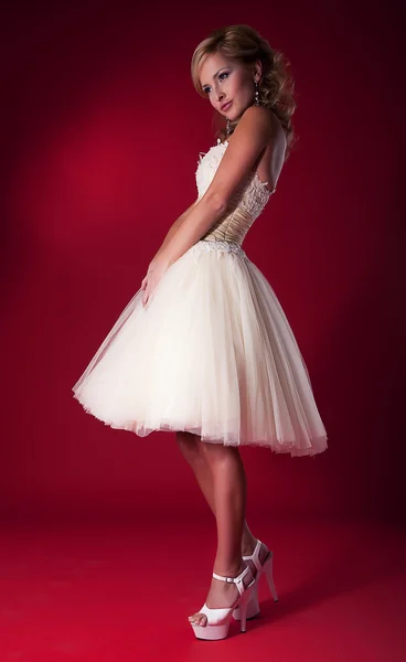 Moda model blondynka w sukni ślubnej - łapka — Zdjęcie stockowe