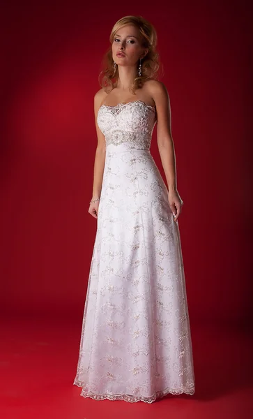 Modelo de moda linda fêmea em vestido de noiva posando em estúdio — Fotografia de Stock