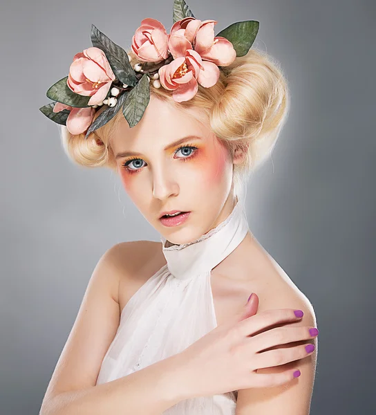 Elegante supermodelo bonita hermosa rubia en la corona de flores —  Fotos de Stock