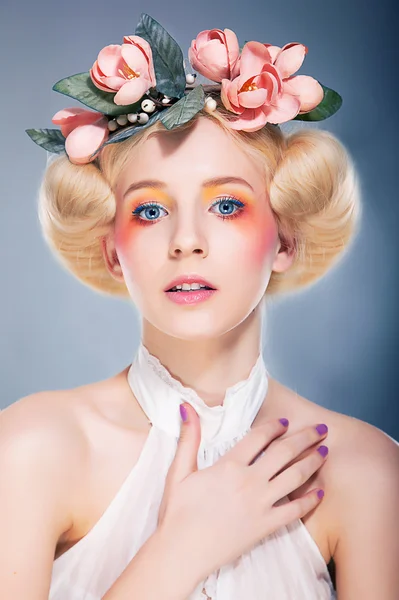 Luksusowe blond fryzurę modelu, jasny kreatywnych makijaż — Zdjęcie stockowe