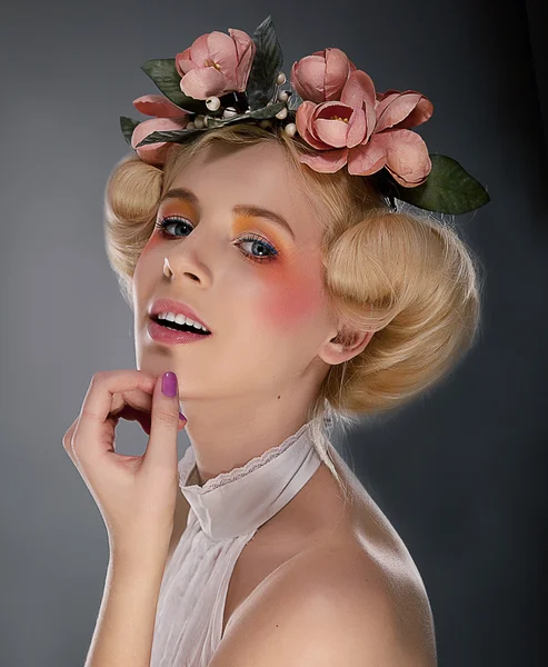 Hermosa joven rubia en colorida corona de flores —  Fotos de Stock