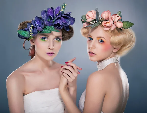 Zwei entzückende Nymphen - blond und brünett im bunten Blumenkranz — Stockfoto
