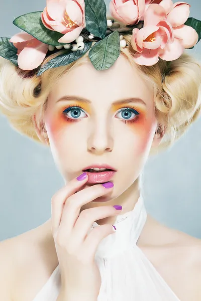 Lovely blonde super model in wreath of flowers and bright makeup — Stock Photo, Image