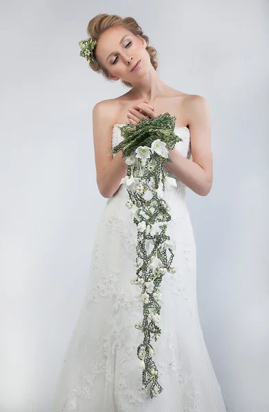 Красотка невеста блондинка со свежими нежными цветами — стоковое фото