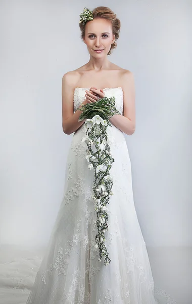 Lovely bride blond with bouquet of fresh tender flowers — Zdjęcie stockowe