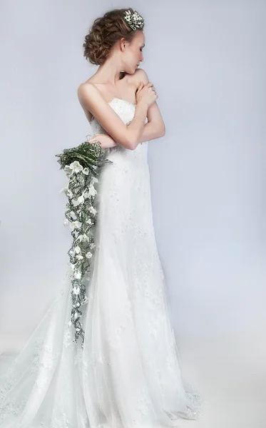 Floristics - menina loira bonita noiva com um monte de flores coloridas frescas — Fotografia de Stock
