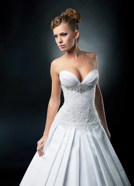 Noiva sedutora posando em vestido branco nupcial - estúdio tiro — Fotografia de Stock