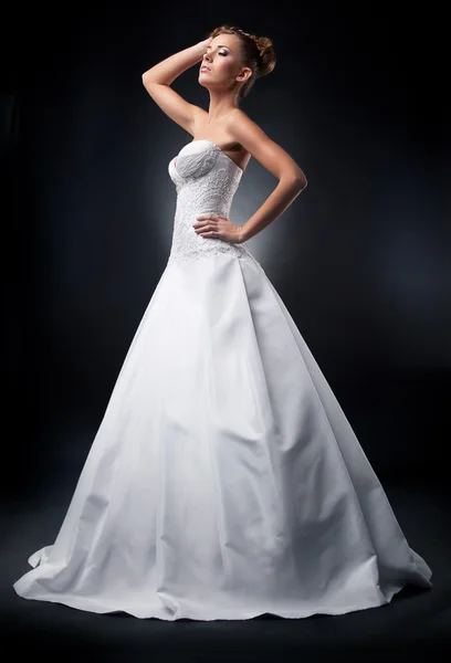 Modelo de moda atractiva novia de pie en vestido de novia —  Fotos de Stock