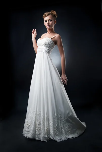 Romantyczny panna młoda ładna modelka pokazuje biała suknia ślubna — Zdjęcie stockowe