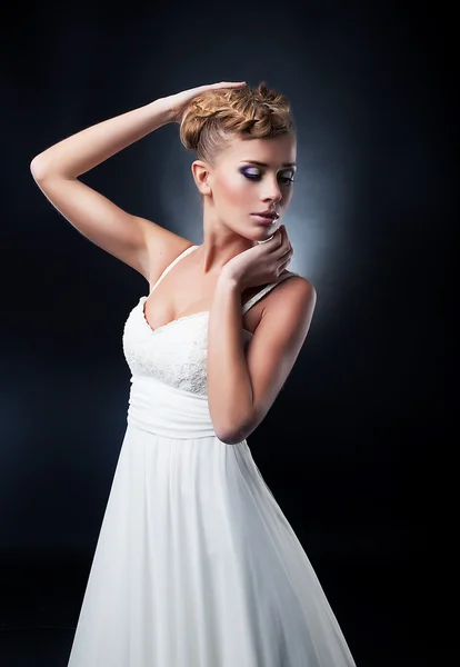 Porträtt av romantiska blond ung vacker brud. Studio skott — Stockfoto