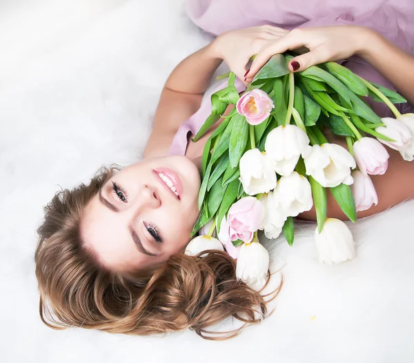 Sonhando linda menina com buquê de flores — Fotografia de Stock