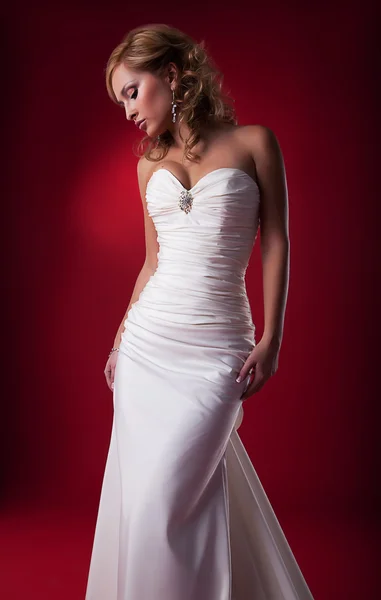 Seducente attraente fidanzata bionda sposa in posa in studio — Foto Stock