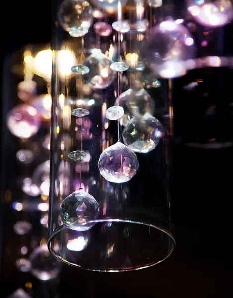 Bolas de vidrio transparente brillante abstracto sobre fondo oscuro — Foto de Stock
