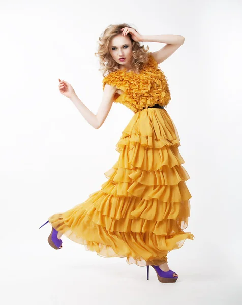 Υπέροχο ευτυχής ενεργό θηλυκό ξανθά μαλλιά γυναίκα σε μοντέρνο φόρεμα — Φωτογραφία Αρχείου