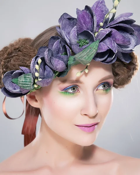 发型-美丽的年轻女性在七彩花环花的 — 图库照片