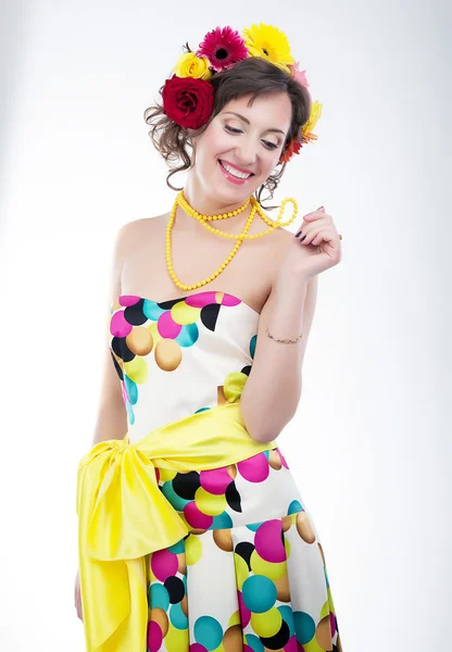 Skönhet kvinna - somrig glad ung kvinna i multicolor ljusa klänning — Stockfoto
